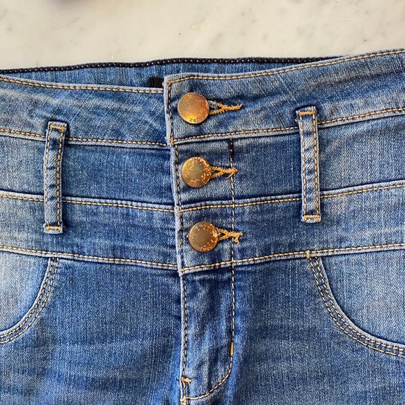 High waisted jeans with distressed knee - Picture 4 of 5